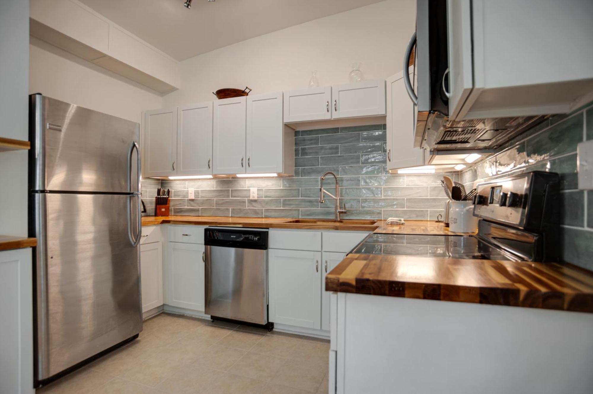 Newly Renovated Duplex, Upper Unit, 4th Row From The Ferienhaus